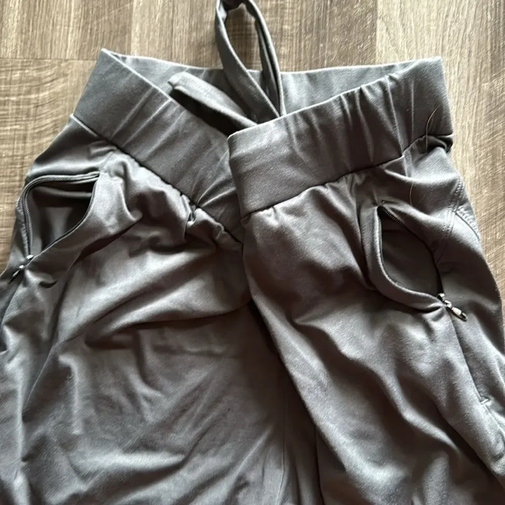 Athletic pants with pockets